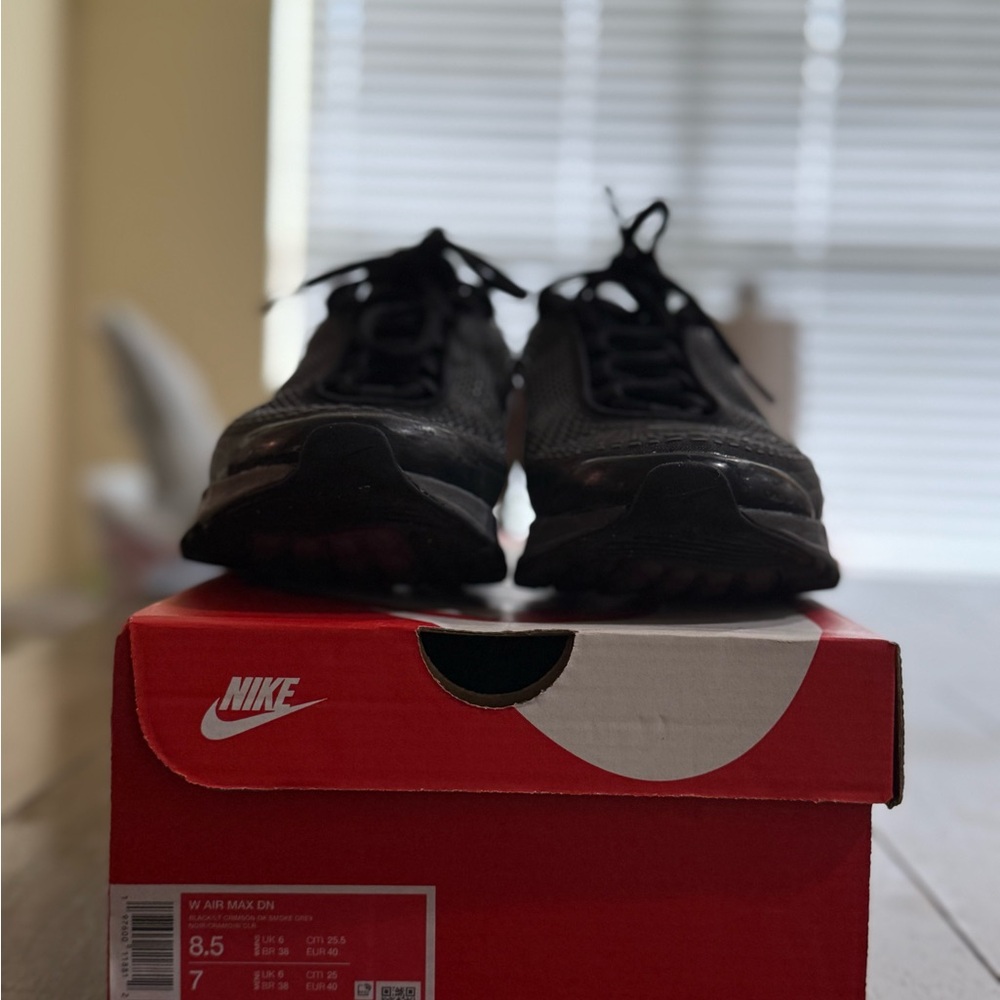 Nike Black and Red Air Sneakers - Picture 6 of 7